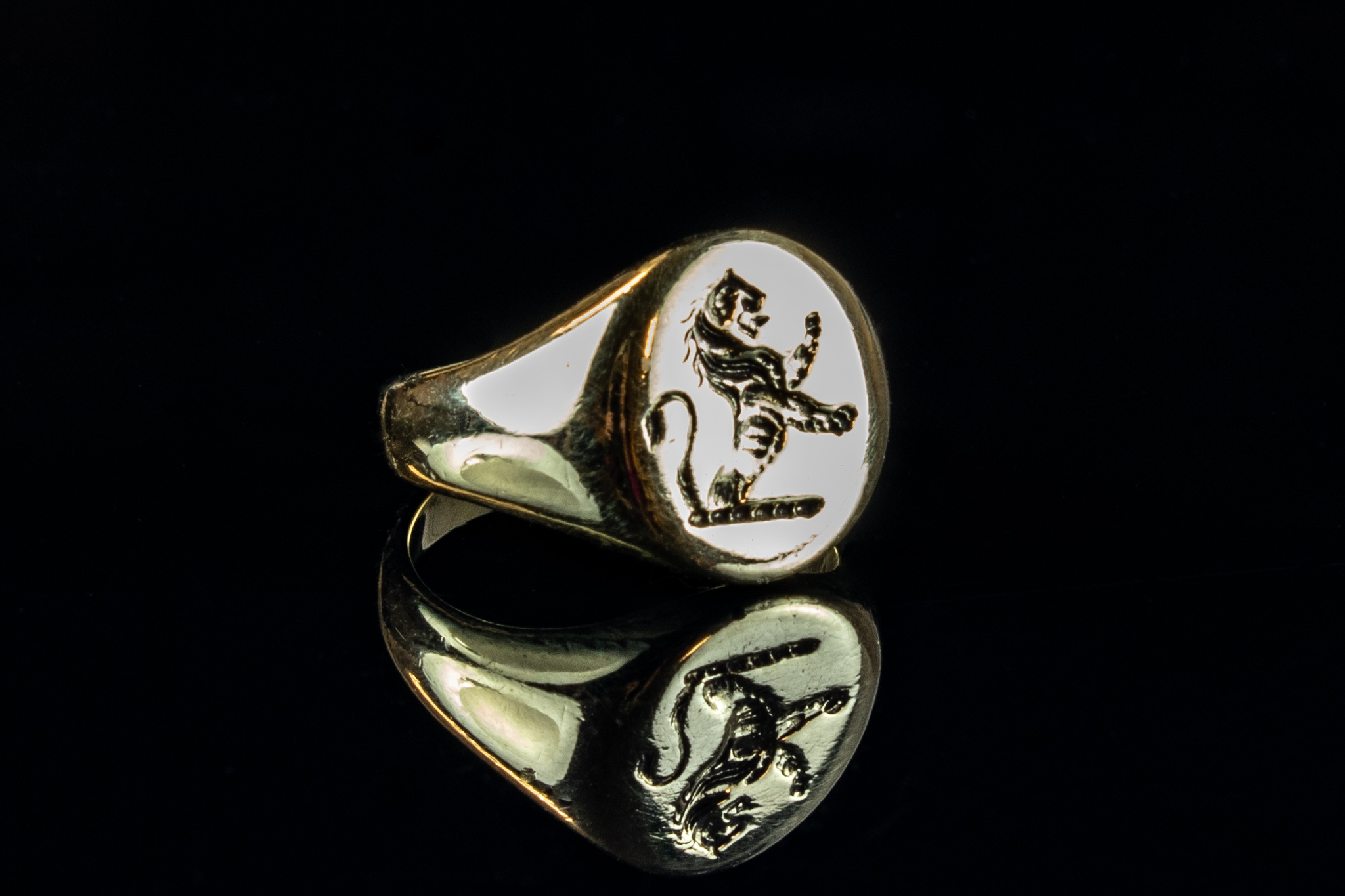 9ct Gold Signet Ring with Engraved Intaglio of a Lion (573S) | The Antique  Jewellery Company